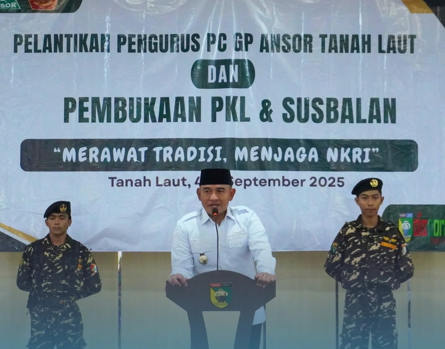 Bupati Tanah Laut secara resmi membuka kegiatan PKL dan Susbalan usai melantik Pimpinan Cabang GP Ansor Kabupaten Tanah Laut.