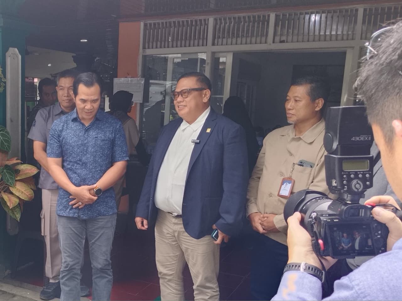 Bupati Pulang Pisau H. Ahmad Rifa’i saat pertemuan dengan GM PLN UID Kalselteng membahas percepatan jaringan listrik dan PLTS Komunal untuk 11 desa.
