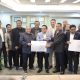 Ketua DPRD Kalsel Supian HK menyerahkan tujuh tuntutan masyarakat Banua kepada Ketua Komisi II DPR RI Rifkynizami Karsayuda di Gedung DPR RI, Jakarta.