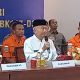 Gubernur Kalsel H. Muhidin memberikan keterangan pers didampingi Pangdam VI/Mulawarman, Pangdam XII/Tambun Bungai, dan Direktur Operasi Basarnas di RS Bhayangkara Banjarmasin.