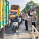 Petugas kepolisian melakukan olah TKP usai kecelakaan beruntun yang melibatkan dua truk dan satu motor di Jalan Prambanan–Piyungan, Sleman, Sabtu (6/9/2025) pagi.