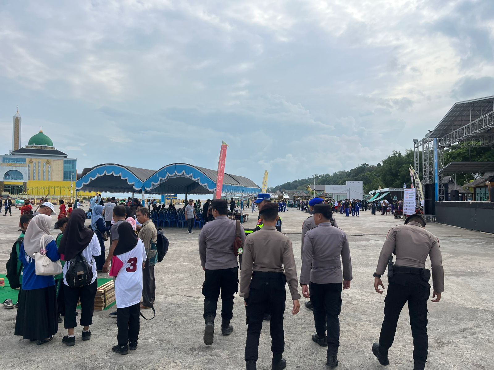 Personel Polres Kotabaru melakukan pengamanan Lomba Olahraga Tradisional dan Seni Kreasi Haornas 2025 di Objek Wisata Siring Laut, Sabtu (6/9/2025).
