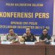 Kabid Dokes Polda Kalsel Kombes Pol dr. Muhammad El Yandiko didampingi Kabid Humas Polda Kalsel Kombes Pol Adam Erwindi saat press release hasil identifikasi korban helikopter BK117-D3 di RS Bhayangkara, Sabtu (6/9/2025).