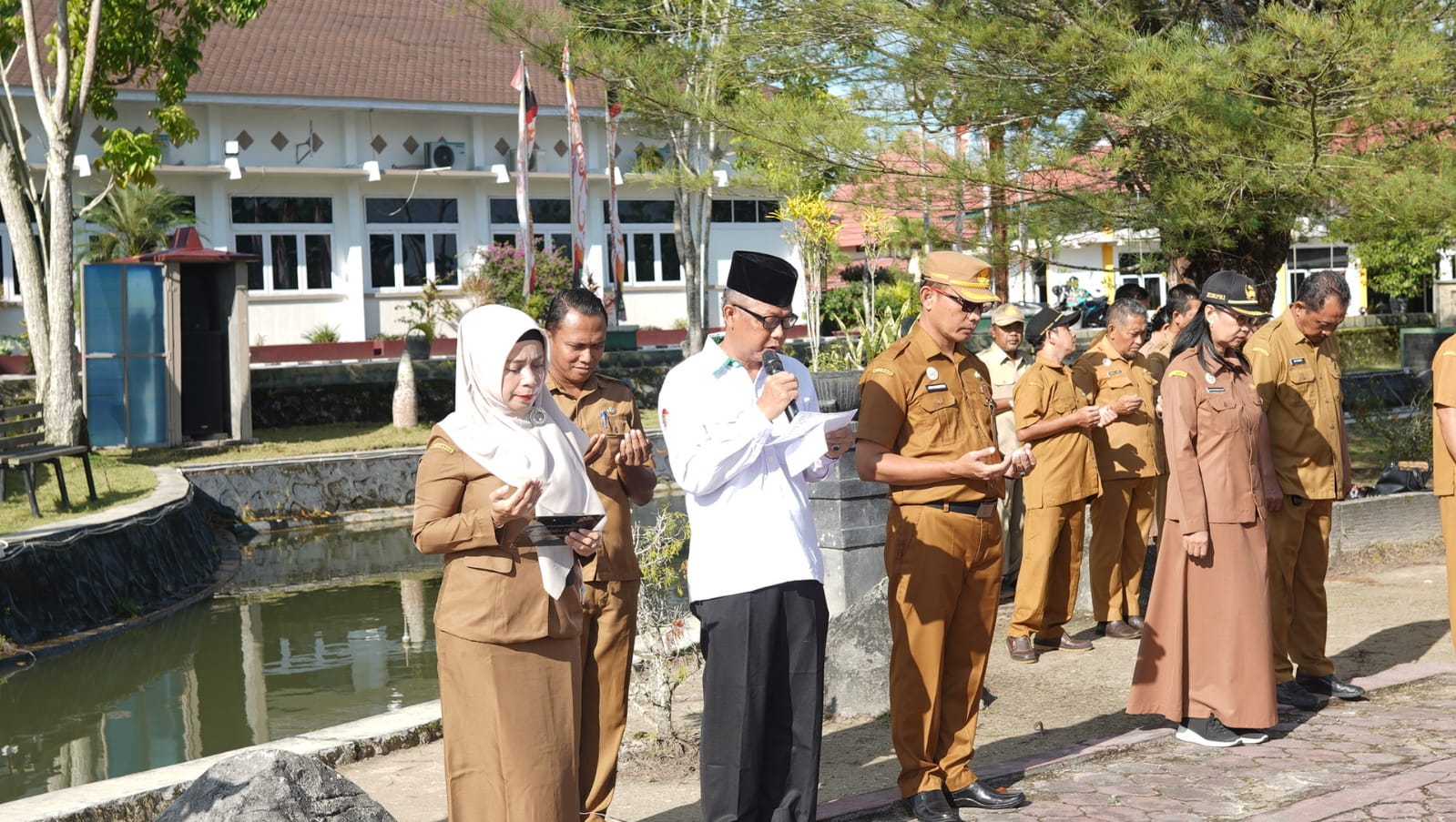 Wabup Sukamara Nur Efendi memimpin Apel dan Doa Bersama di Halaman Kantor Bupati Sukamara.
