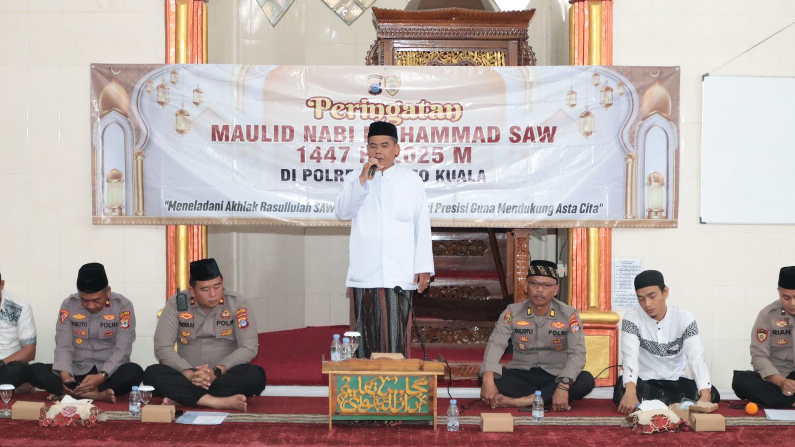 Wakapolres Batola Kompol Hendra Sumala Sartio didampingi jajaran PJU saat menghadiri peringatan Maulid Nabi Muhammad SAW di Masjid Darut Taqwa Polres Batola, Rabu (10/9/2025).