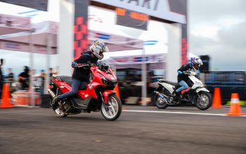 Pembalap memacu kendaraan di lintasan 402 meter Pertamax Turbo Drag Fest 2025 Putaran III di Lanud Wiriadinata, Tasikmalaya.