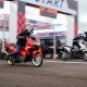 Pembalap memacu kendaraan di lintasan 402 meter Pertamax Turbo Drag Fest 2025 Putaran III di Lanud Wiriadinata, Tasikmalaya.