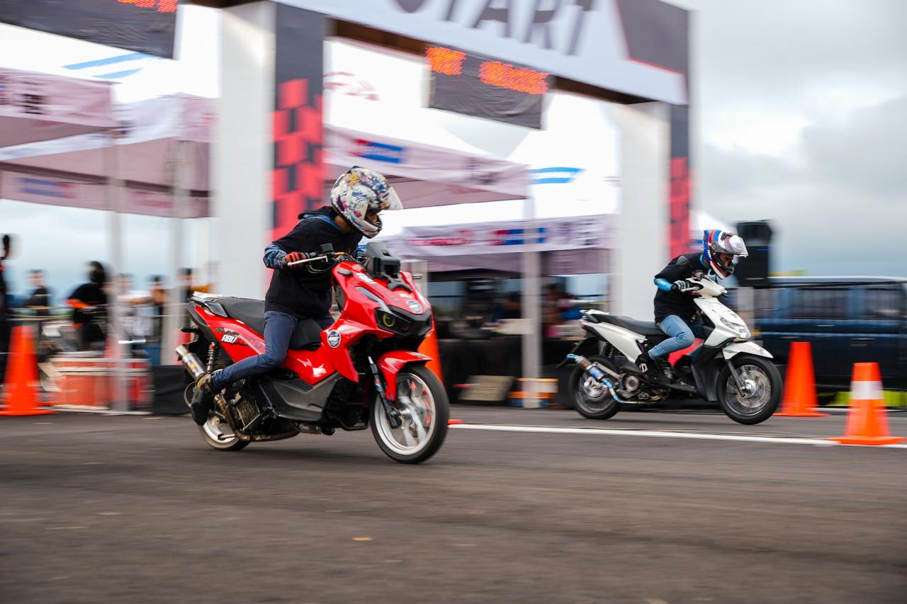 Pembalap memacu kendaraan di lintasan 402 meter Pertamax Turbo Drag Fest 2025 Putaran III di Lanud Wiriadinata, Tasikmalaya.