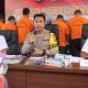 Ket Foto : Kapolres Pulang Pisau AKBP Iqbal Sengaji beserta jajaran, saat menggelar siaran pers pengungkapan kasus menonjol di wilayah hukumnya, Jumat (12/9/2025) di halaman Mapolres.