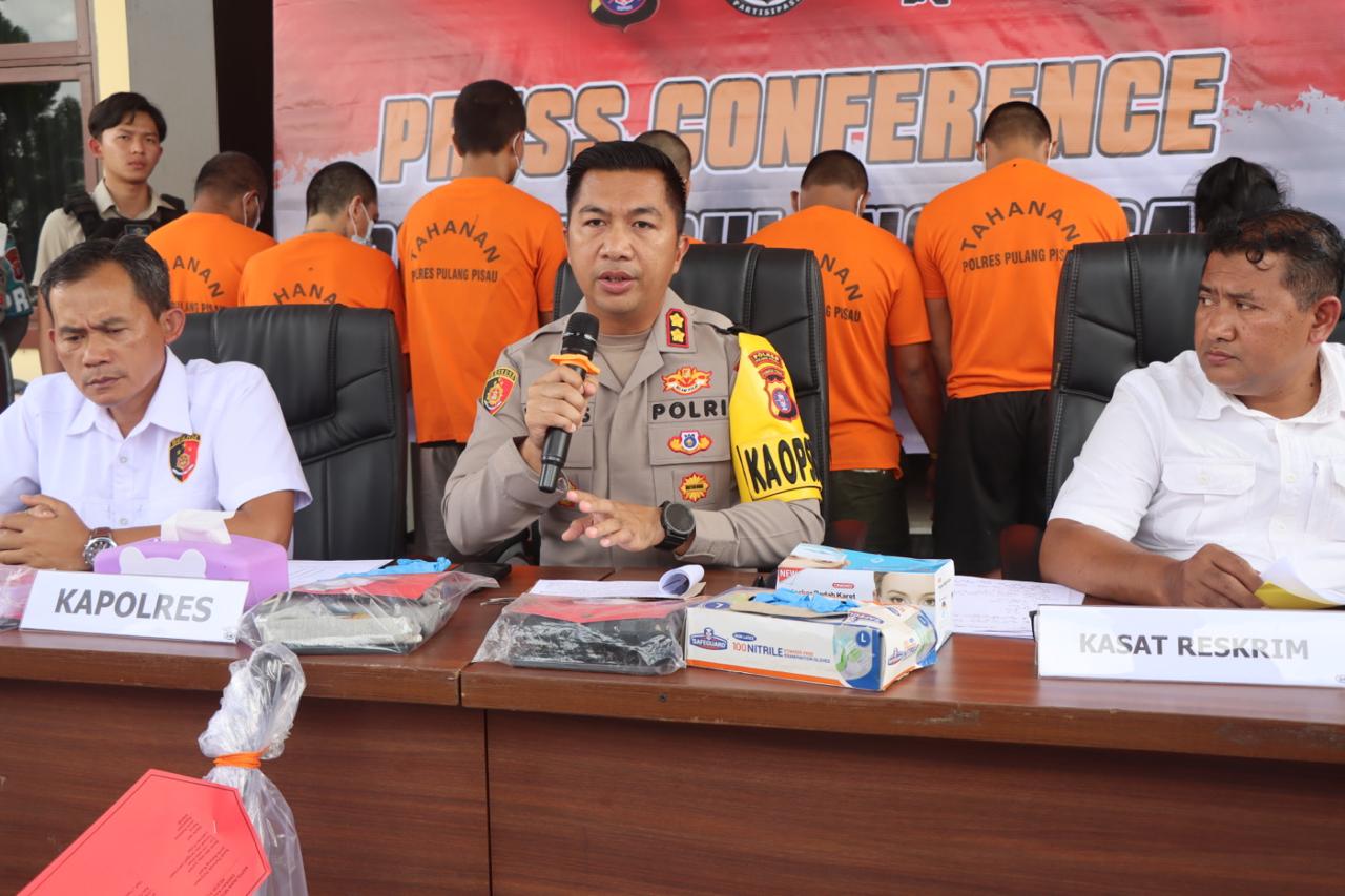 Ket Foto : Kapolres Pulang Pisau AKBP Iqbal Sengaji beserta jajaran, saat menggelar siaran pers pengungkapan kasus menonjol di wilayah hukumnya, Jumat (12/9/2025) di halaman Mapolres.