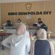 Petugas Polda DIY melayani masyarakat di loket SKCK dan SPKT Dalpers Corner Polda DIY yang kembali dibuka untuk memudahkan akses layanan kepolisian, Sabtu (13/9/2025).