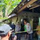 Petugas kepolisian bersama tim Inafis saat melakukan pemeriksaan di rumah korban penemuan mayat di Sanden, Bantul, Sabtu (13/9/2025).