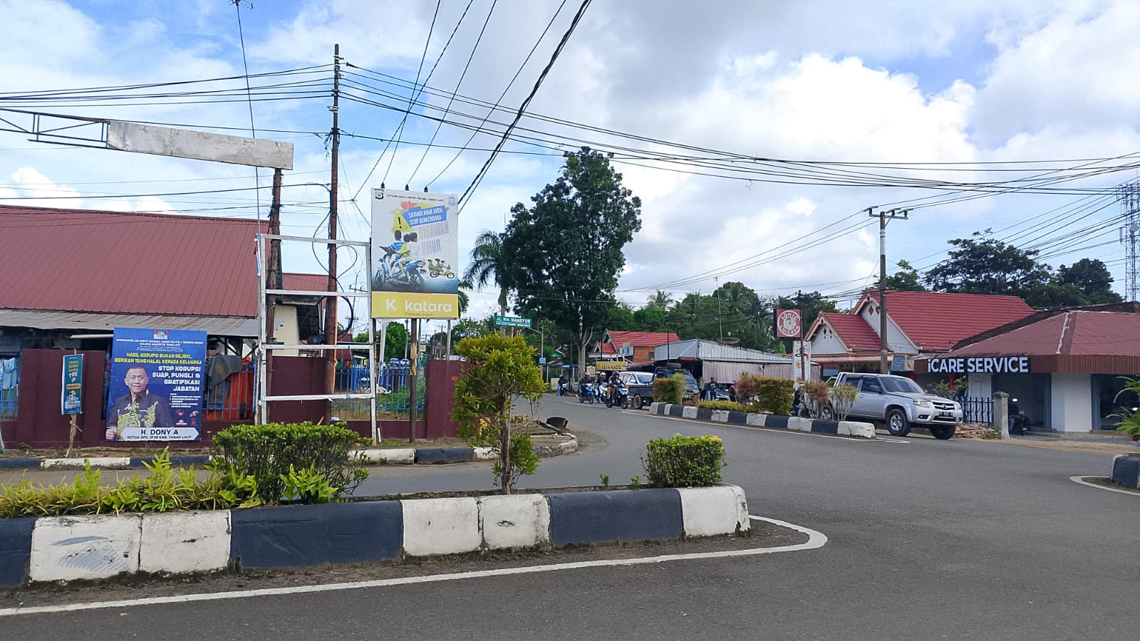 Jalan KH Mansyur, Tanah Laut, yang biasanya menjadi lokasi pemasangan spanduk atau baliho kegiatan. Namun hingga kini belum terlihat tanda-tanda promosi Porprov Kalsel 2025.