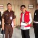 Penyidik Kejati Jatim resmi menetapkan mantan Kadisdik Jatim, Saiful Rachman (mengenakan rompi merah), sebagai tersangka kasus korupsi sarpras SMK 2017 senilai Rp179,9 miliar.
