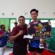 Dandim 1022/Tanah Bumbu Letkol Inf Zierda Aulia Salam menyerahkan piala kepada pemenang lomba tenis meja dalam rangka HUT TNI ke-80 di Aula Makoramil Kusan Hilir.