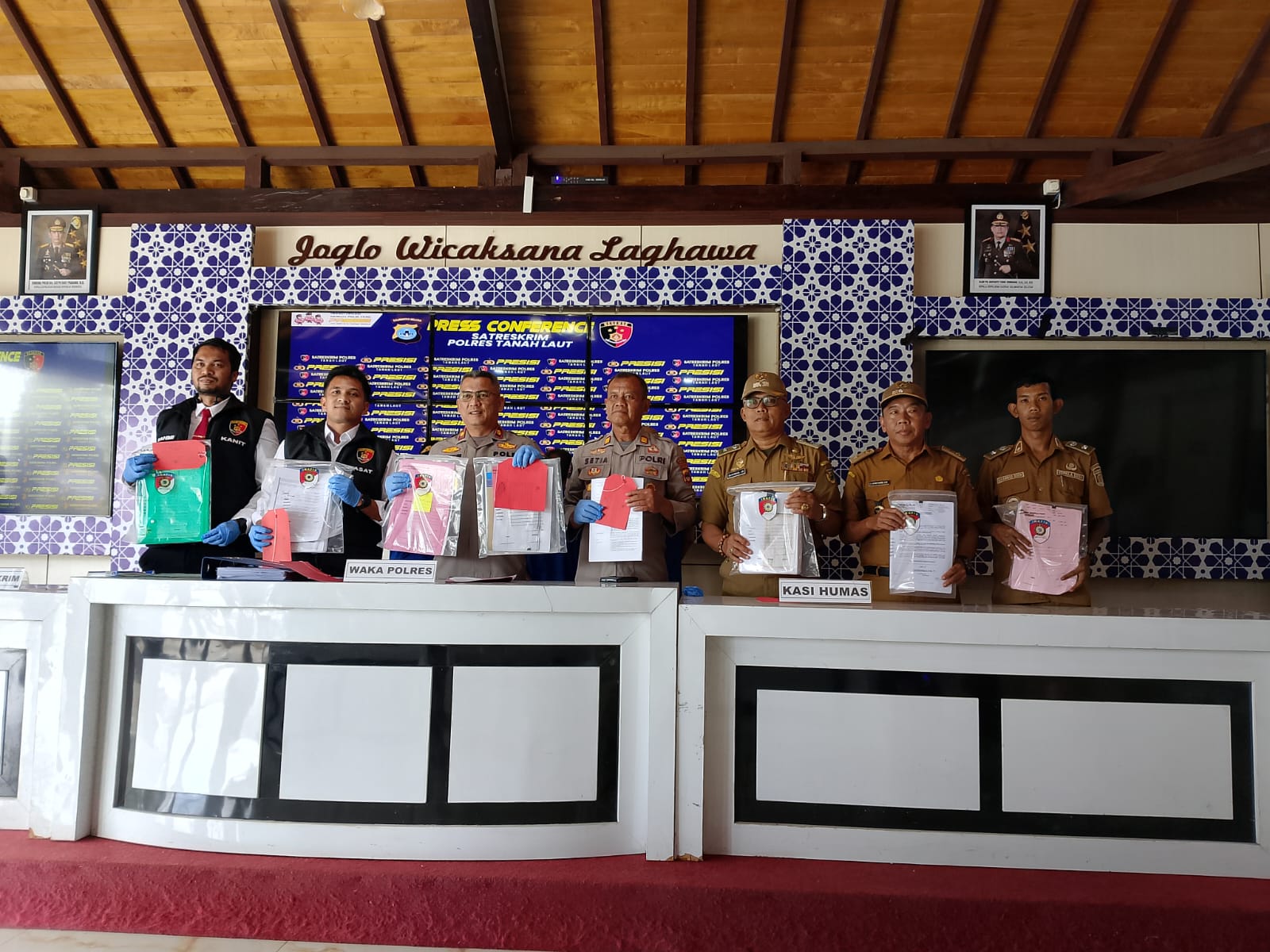 Wakapolres Tanah Laut Kompol Andri Hutagalung bersama jajaran menunjukkan barang bukti kasus penipuan dan penggelapan tanah senilai Rp23 miliar saat konferensi pers