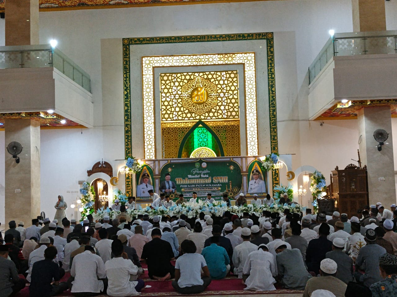 Bupati Sukamara H. Masduki bersama KH. Nasrulloh Afandi menghadiri peringatan Maulid Nabi Muhammad SAW 1447 H/2025 M di Masjid Ad-Durun Nafis Sukamara, Minggu (14/9/2025) malam