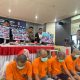 Waka Polres Kotabaru AKP Andi Ahmad Bustanil didampingi Kasat Reskrim AKP Shoqif Fabrian Yuwindayasa saat konferensi pers ungkap 30 kasus kriminal, Senin (15/9/2025).