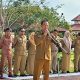 Bupati Sukamara H. Masduki menegur ASN yang terlambat masuk kerja di kantor pemerintah, Senin (15/09/2025).