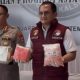 Dirresnarkoba Polda Kalsel Kombes Pol Baktiar Joko Mujiono memperlihatkan barang bukti 49 kg sabu dan 55 ribu ekstasi hasil ungkap kasus jaringan lintas negara.