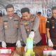 Kapolres Balangan AKBP Dr. Yulianor Abdi memimpin pemusnahan barang bukti narkotika di lobi Mapolres Balangan, Rabu (17/9/2025).