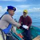 Personel Satpolairud Polres Kotabaru membagikan ratusan nasi kotak kepada nelayan tradisional di perairan Selat Laut, Kotabaru, Jumat (19/9/2025).