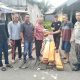 Tim Pemkab Sukamara menyalurkan bantuan papan kepada warga terdampak banjir di Kelurahan Padang, Sukamara, Jumat (19/9/2025).