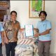 Staf CSR PT Sungai Rangit Sampoerna Agro menyerahkan bantuan beras kepada warga jompo di Desa binaan, Sukamara, Sabtu (20/9/2025).