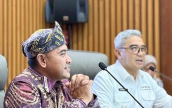 Bupati Tanah Laut H. Rahmat Trianto bersama Wali Kota Bandung Muhammad Farhan saat kunjungan kerja membahas inovasi pembangunan, Jumat (19/9/2025).