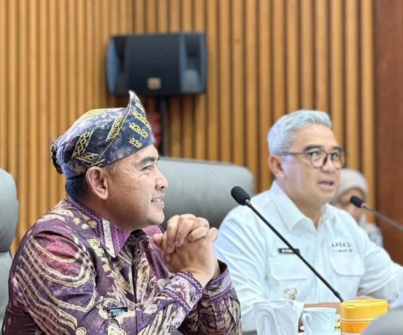Bupati Tanah Laut H. Rahmat Trianto bersama Wali Kota Bandung Muhammad Farhan saat kunjungan kerja membahas inovasi pembangunan, Jumat (19/9/2025).