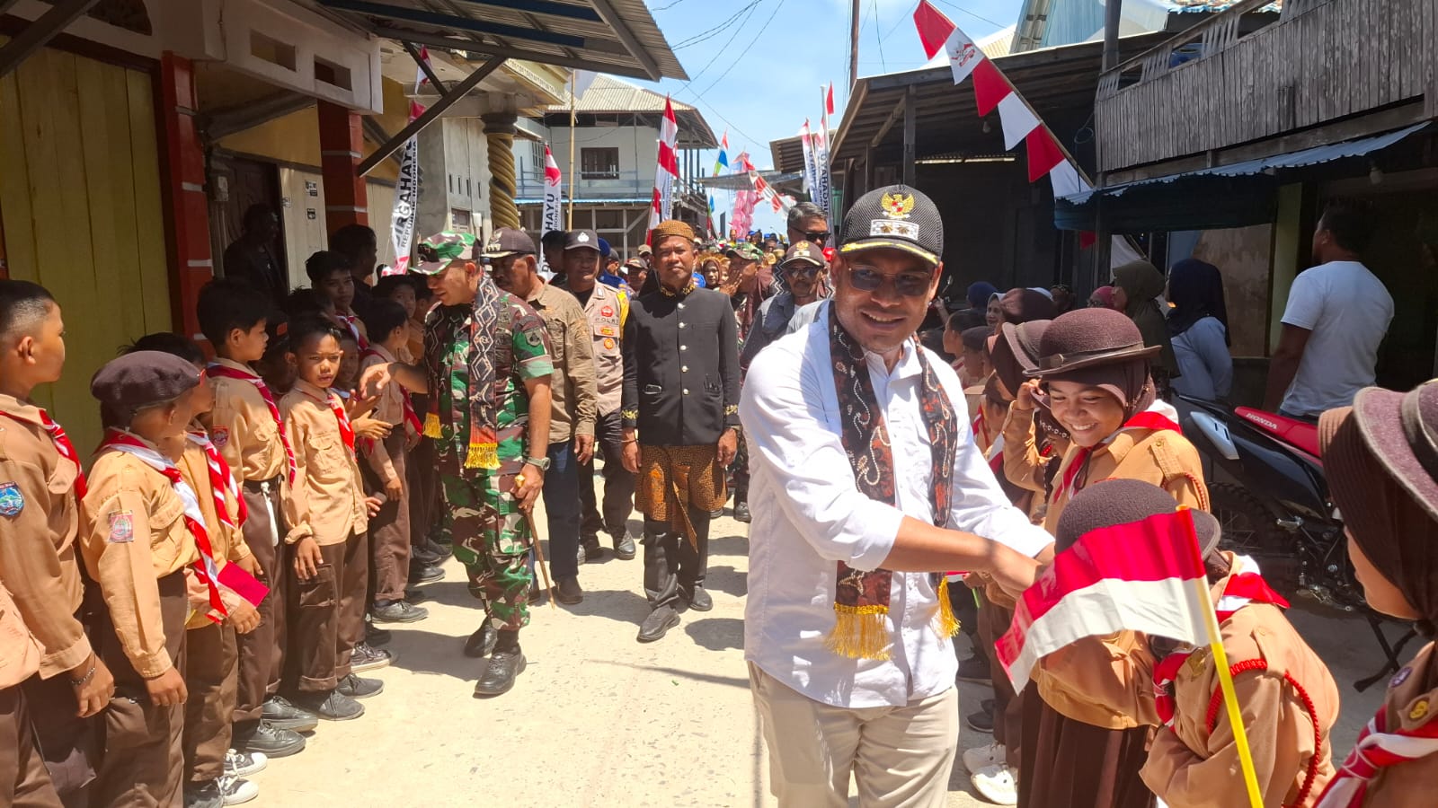Wakil Bupati Kotabaru Sairi Muklis membuka Festival Adat Katir Race 2025 di Desa Pulau Kerayaan yang berlangsung meriah dan penuh tradisi.