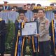 Rektor ULM Prof. Ahmad Alim Bachri menyerahkan penghargaan Dies Natalis ke-67 kepada perwakilan Kapolda Kalsel di Auditorium ULM Banjarbaru, Senin (22/9/2025).