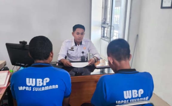 Kepala Lapas Sukamara, Fajar Nurcahyono Assyifa, melepas dua warga binaan yang bebas murni usai menuntaskan masa pidana.
