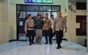 Diduga mengalami gangguan jiwa, Sukar digiring ke Kantor Polsek Pulung setelah membunuh kedua orangtuanya secara sadis.