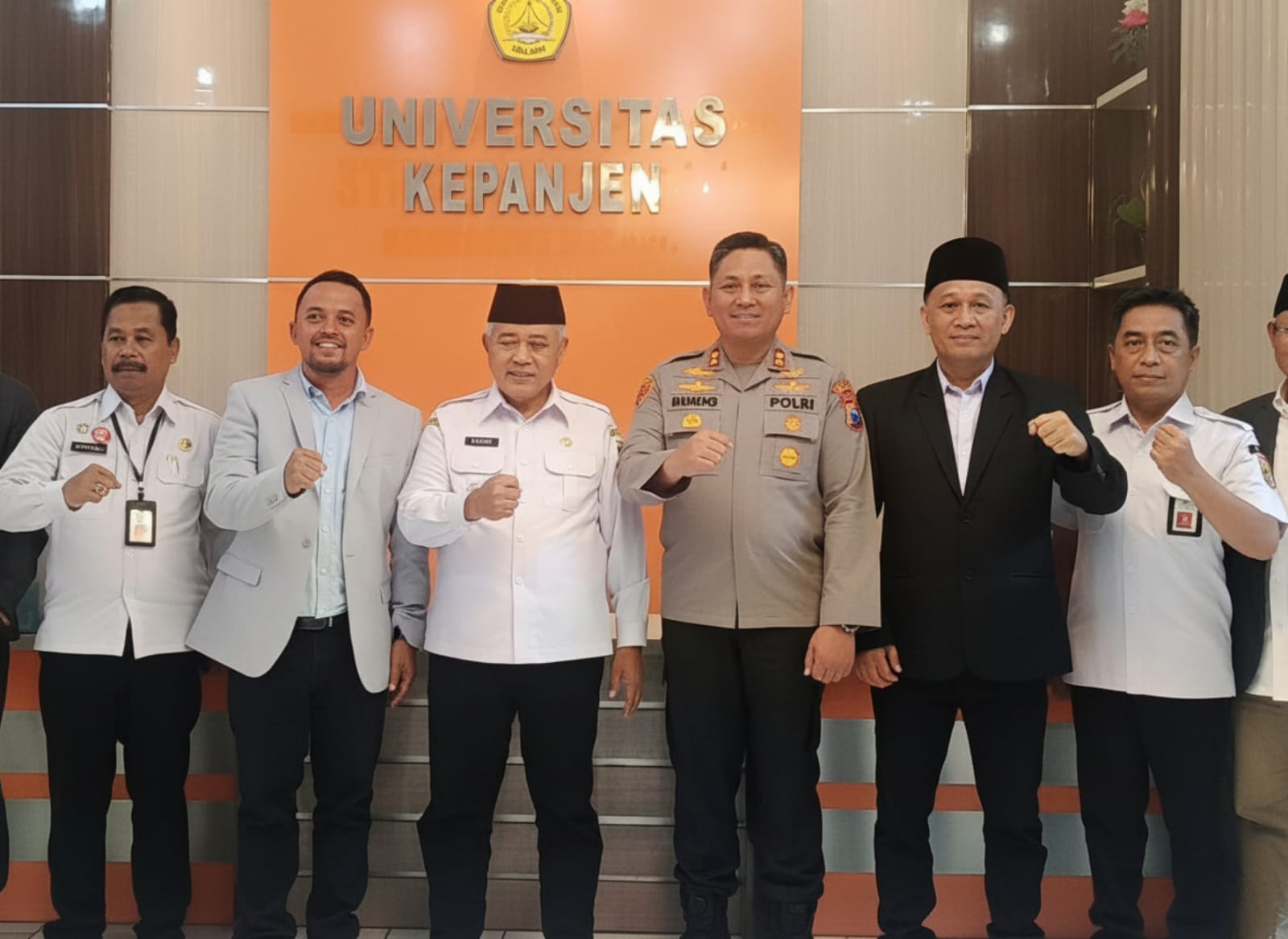 Bupati Malang H. Sanusi bersama Kapolres Malang AKBP Danang Setyo Pambudi, Rektor Universitas Kepanjen Dr. Tri Nurhudi Sasono, Ketua Yayasan Pemkab Malang Prof. Bambang Suryanto, Kadis Pendidikan, dan Kadis Tenaker Kabupaten Malang berfoto bersama usai pembukaan PKKMB Universitas Kepanjen 2025