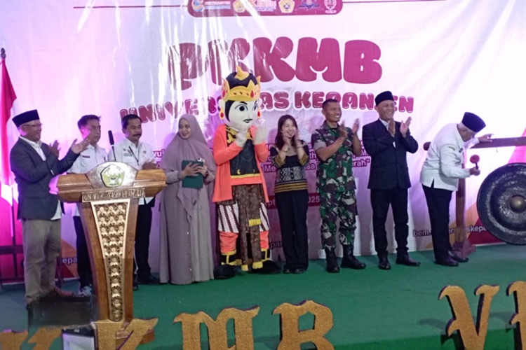 Bupati Malang H. Sanusi memukul gong sebagai tanda dimulainya PKKMB 2025 Universitas Kepanjen, yang diikuti lebih dari 700 mahasiswa baru di aula kampus, Rabu (24/9/2025).