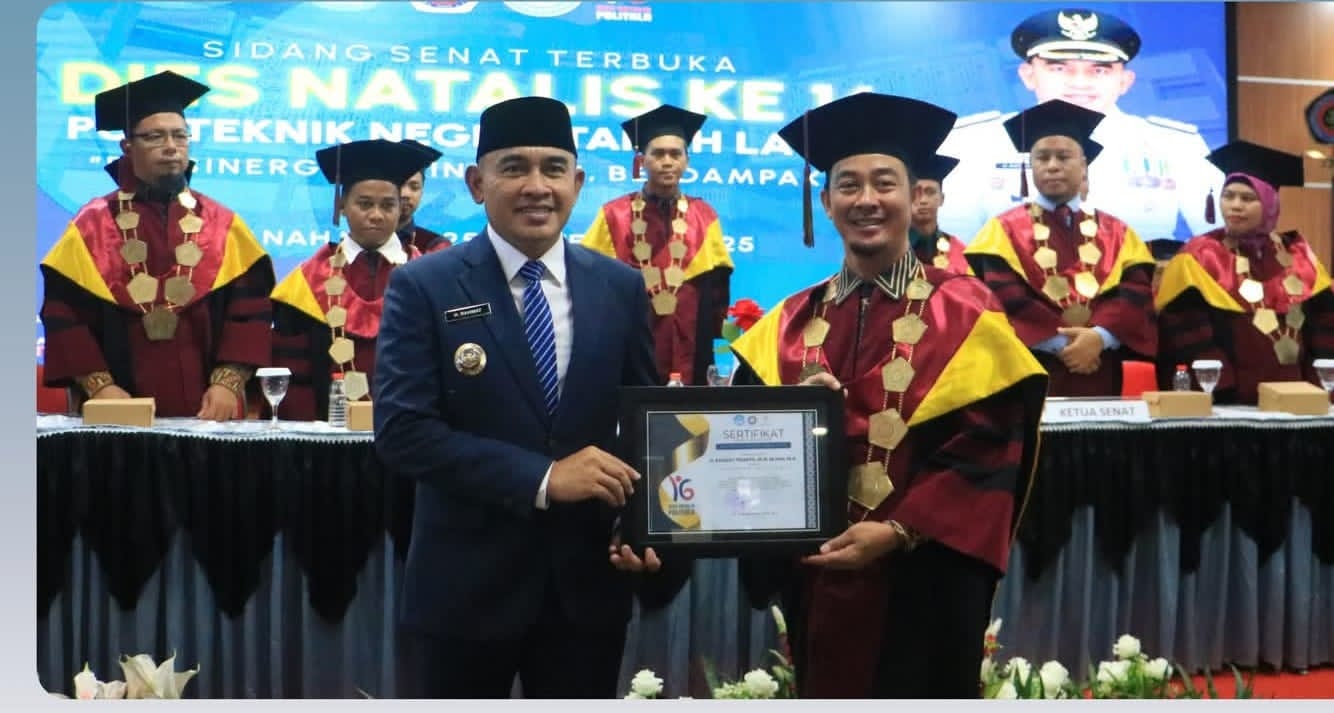 Bupati Tanah Laut H. Rahmat Trianto menyerahkan piagam penghargaan kepada perwakilan Politala sebagai bentuk apresiasi atas kontribusi kampus vokasi tersebut.