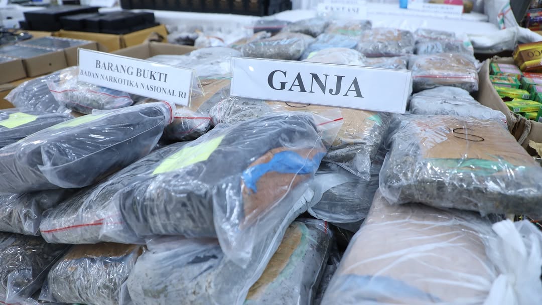 Petugas BNN dan Polda Sumut memperlihatkan barang bukti narkoba seberat 1,4 ton hasil operasi gabungan di Medan.