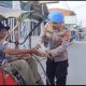 Personel Polres Barito Kuala membagikan sarapan gratis kepada tukang becak dan warga dalam kegiatan Jumat Berkah di Marabahan.
