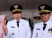 Bupati Jember Muhammad Fawait (kiri) dan Wakil Bupati Djoko Susanto (kanan) saat menghadiri kegiatan pemerintahan bersama di Jember di tengah memanasnya dinamika hubungan keduanya.