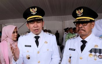 Bupati Jember Muhammad Fawait (kiri) dan Wakil Bupati Djoko Susanto (kanan) saat menghadiri kegiatan pemerintahan bersama di Jember di tengah memanasnya dinamika hubungan keduanya.