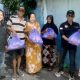 Ket Foto : Ketua DPD LSR LPMT Kalteng Kabupaten Kapuas, Sastriono, beserta jajaran pengurus dan anggota saat menyalurkan Bansos dari Kapolda Kalteng bagi masyarakat kurang mampu di wilayah Kabupaten Kapuas, Sabtu (27/09/2025) siang.