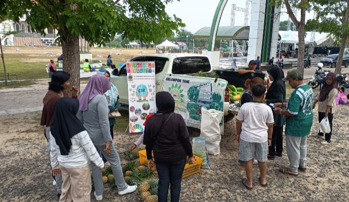 Staf CSR PT Sungai Rangit Sampoerna Agro bersama Poktan Berkah Tani menjual hasil panen di pasar murah CFD Sukamara.