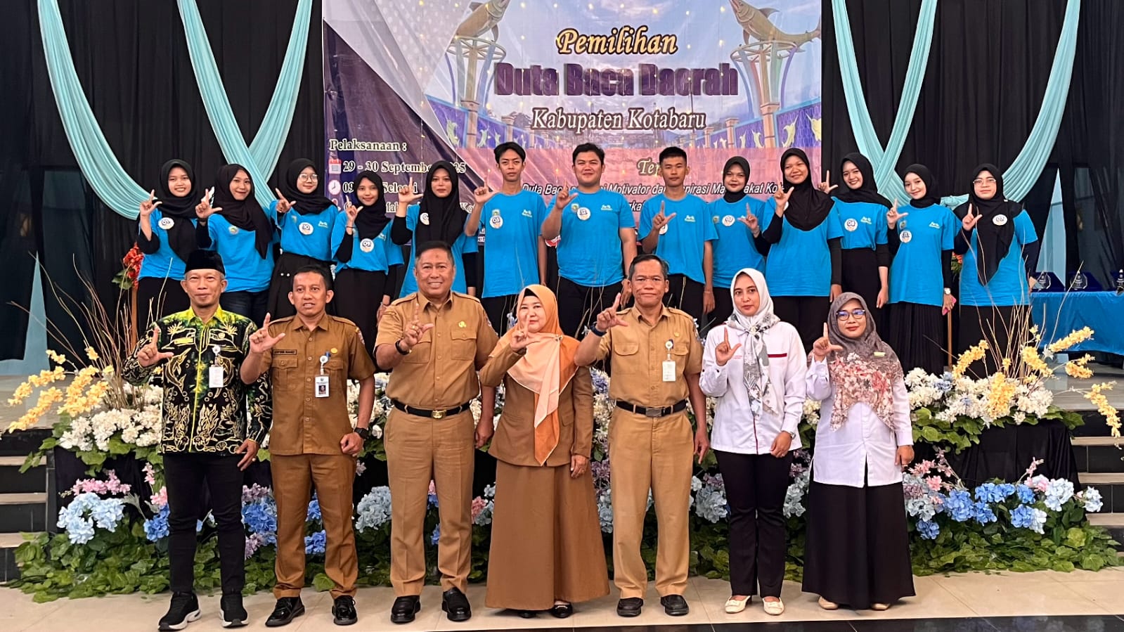 Para peserta Pemilihan Duta Baca 2025 berpose bersama panitia dan jajaran Dispersip Kotabaru usai pembukaan ajang literasi di Gedung Mahligai Pemuda.