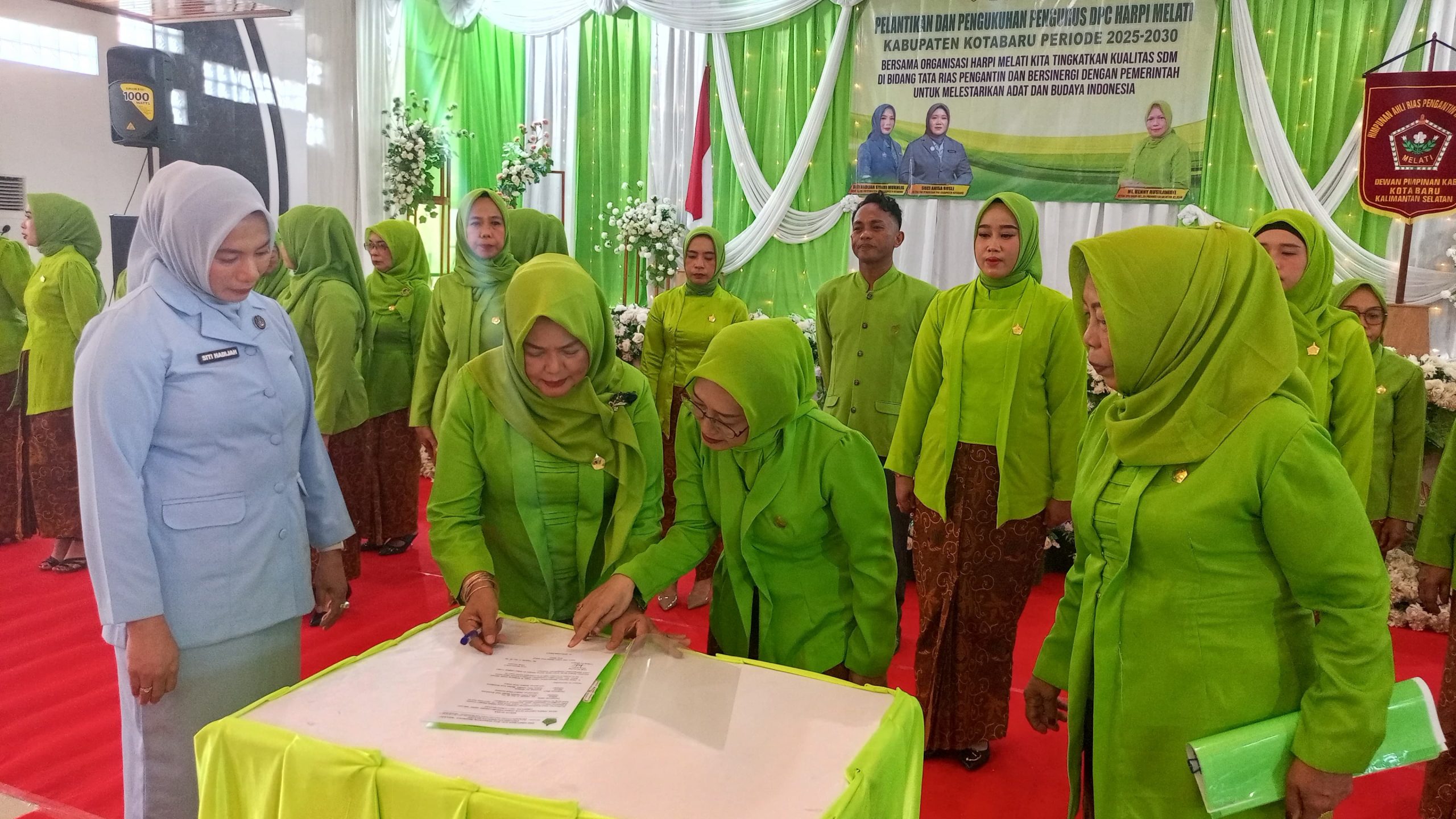 Ketua DPC HARPI “Melati” Kotabaru, Endang Sri Widari, menandatangani berita acara pelantikan sebagai simbol resmi dimulainya masa kepengurusan periode 2025–2030.