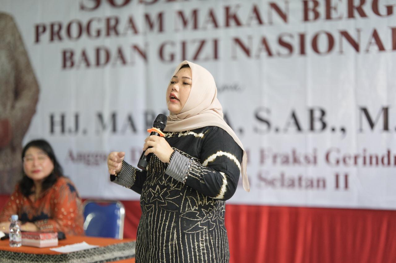 Anggota Komisi IX DPR RI Mariana saat menyampaikan sosialisasi pentingnya gizi seimbang kepada warga Kecamatan Satui.