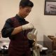Chef The Alana Surabaya menyajikan teh tarik atraktif secara langsung dalam program “Kopitiam Night”, memberikan pengalaman kuliner yang hangat dan interaktif bagi tamu