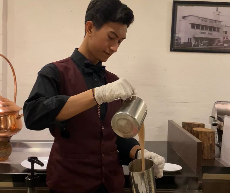 Chef The Alana Surabaya menyajikan teh tarik atraktif secara langsung dalam program “Kopitiam Night”, memberikan pengalaman kuliner yang hangat dan interaktif bagi tamu