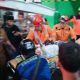 Petugas dan relawan mengevakuasi santri yang tertimpa reruntuhan mushola Ponpes Al Khoziny, Sidoarjo, usai bangunan tiba-tiba ambruk saat salat Ashar berjemaah.