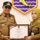 Bupati Kotabaru Muhammad Rusli menerima piagam penghargaan Mitra Kerja Kemenkumham Kalsel di ruang kerjanya, Senin (1/9/2025).